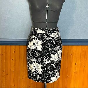 🔥3 for $15 Sale- J. Crew floral pencil skirt